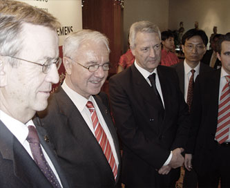 In the centre of the picture: Dr. Manfred Stolpe, then the German Federal Minister of Transport.