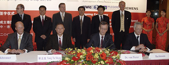 In the rear row, Gerhard Schröder, former German Chancellor. The objective of the initiative founded by BWG, Siemens, and Pfleiderer track systems: support of Chinese Railways in construction of their high-speed rail network. 